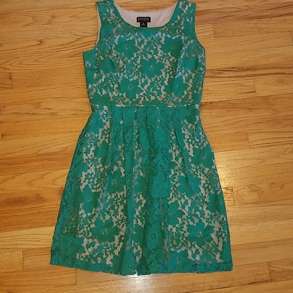 Green lace dress - Picture 1 of 5